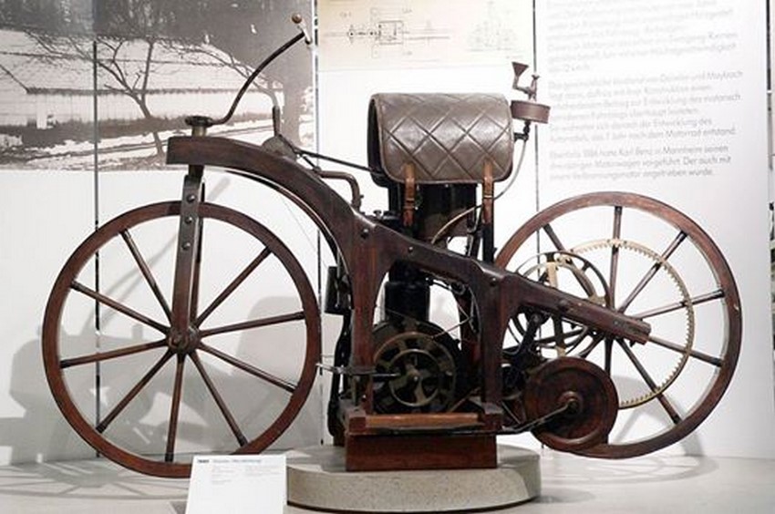 Gottlieb Daimler patenta la primera motocicleta. 