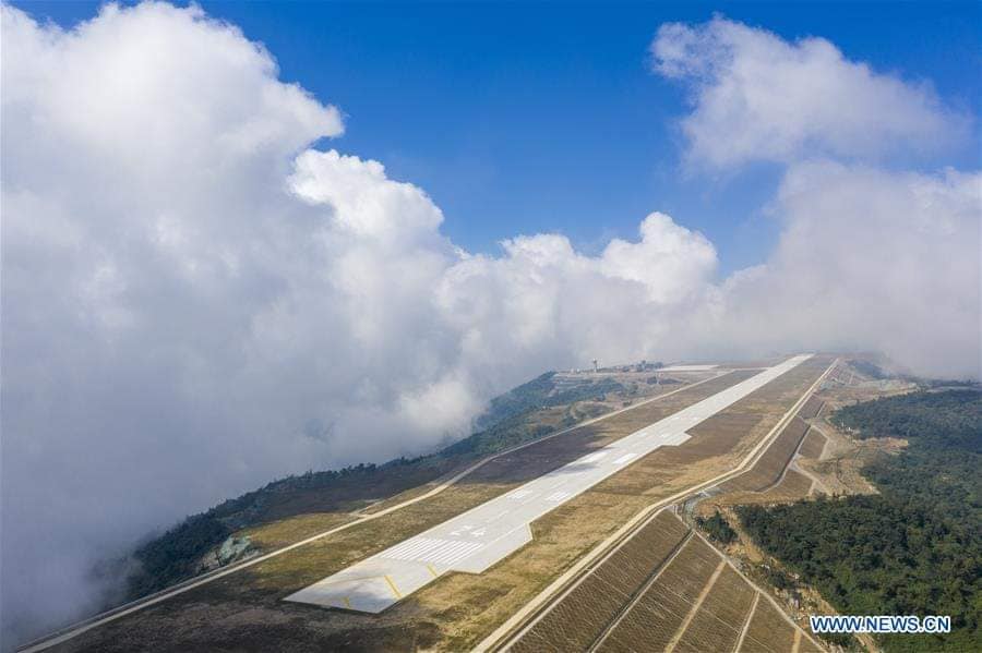 Como se puede imaginar, la pista de aterrizaje (de 2 600 metros de largo y 45 de ancho), sus cinco plataformas y la infraestructura anexa, ocupa toda el área aplanada de la cumbre: poco más de 1 200 hectáreas.